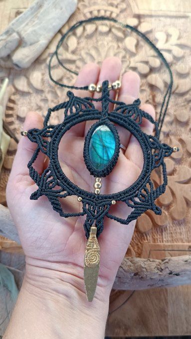 Collier amulette lune labradorite macramé noir dore