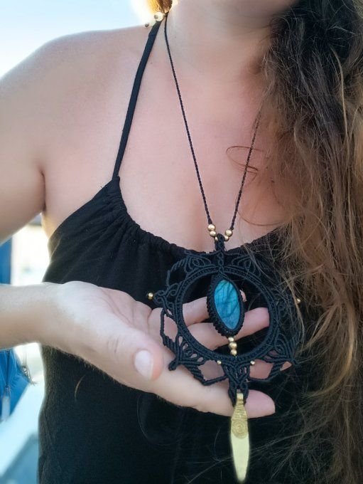 Collier amulette lune labradorite macramé noir dore