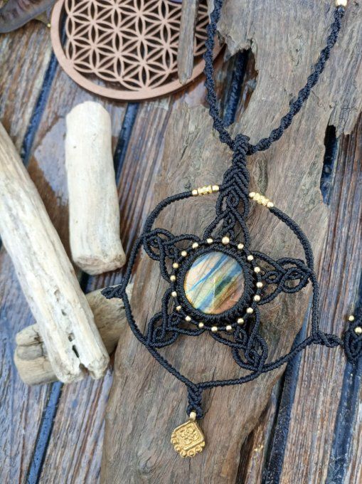 collier mandala macramé labradorite noir