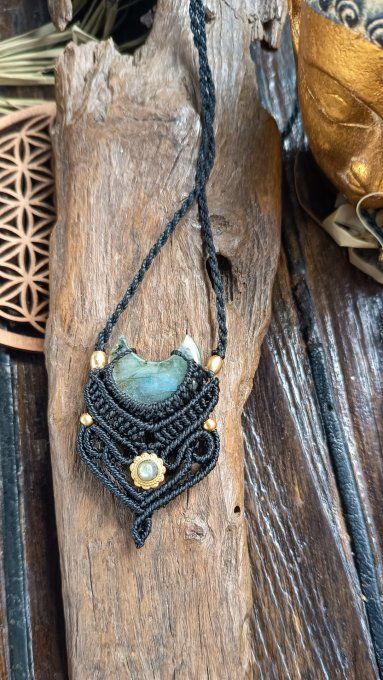 Pendentif lune Isis