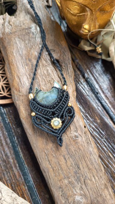 Pendentif lune Isis